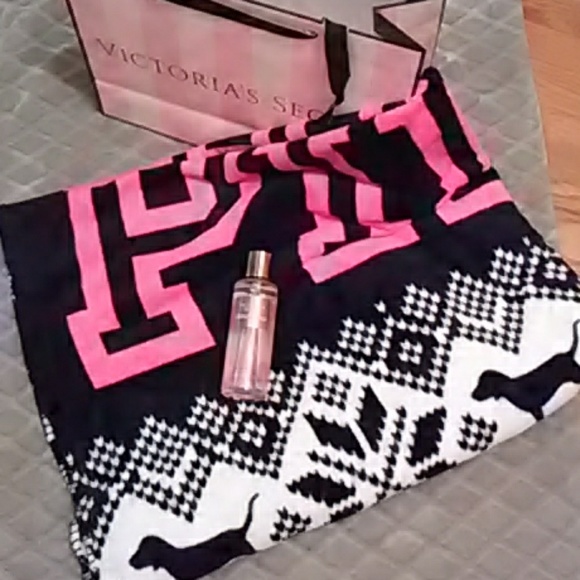 PINK Victoria's Secret Other - Brand new 💟VS Pink blanket Free mist w/purchase